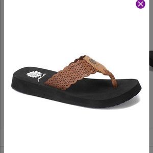 New with Box Yellow Box Womens Falkin Flip Flops 7 Tan